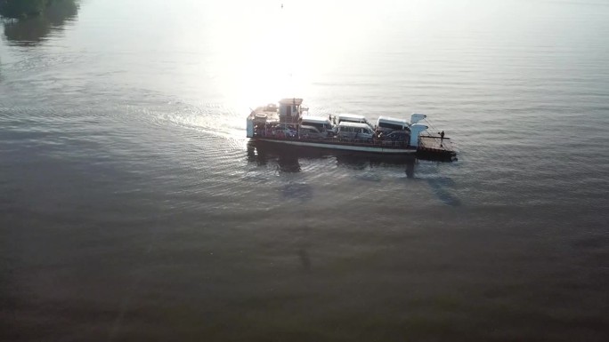 渡船载着乘客穿过天河，本特省