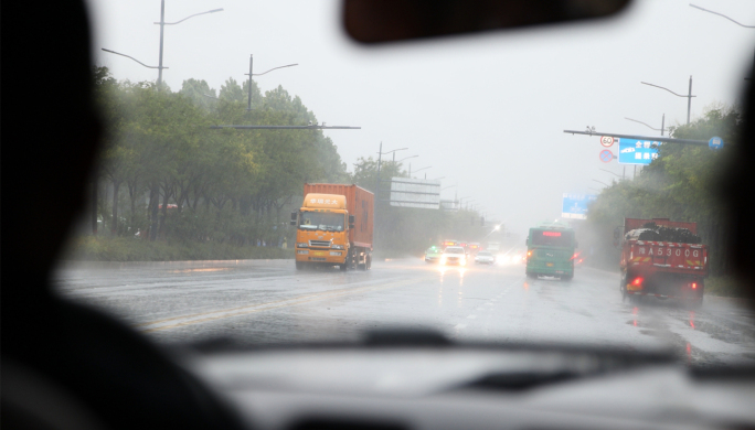 下暴雨行车