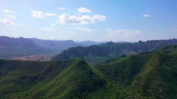 飞越蓝天白云下的山峰