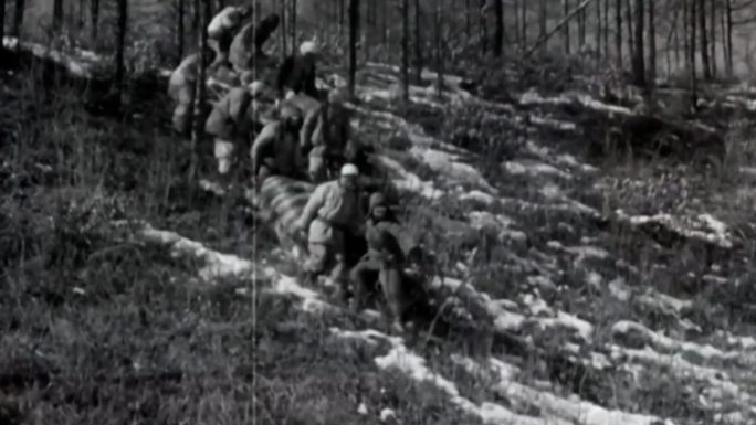 50年代 前线 阵地  救治伤员