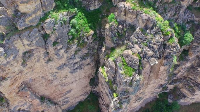 鸟瞰图:喀斯特石灰岩中的高悬崖岩壁