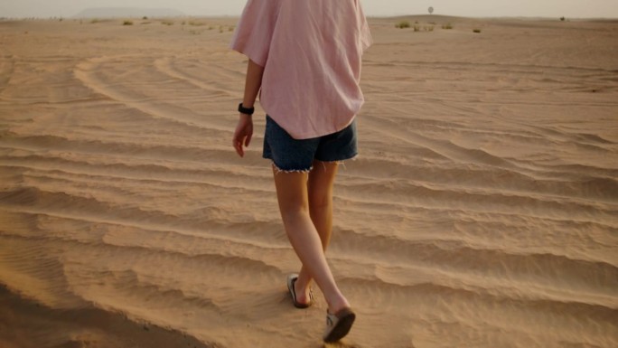 一个女人走在沙漠里
