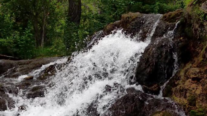 大山泉省立公园强力瀑布慢动作，水流从山上倾泻而下。