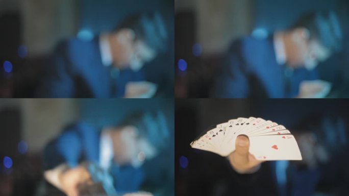 电影魔幻灯光拍摄的恶作剧者显示一个风扇的卡片，高清镜头。魔术师显示一副牌- 24 fps - Pro
