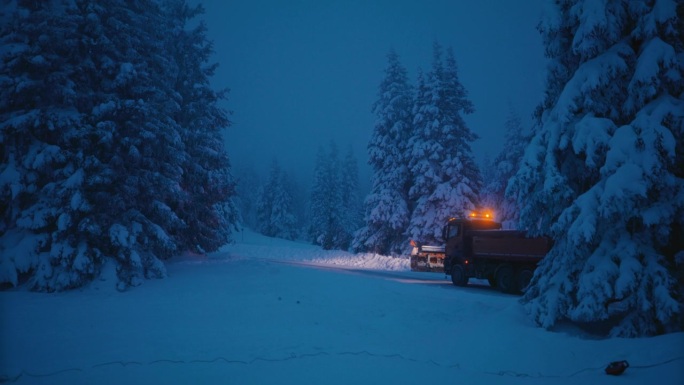 扫雪机在清理穿过森林的道路