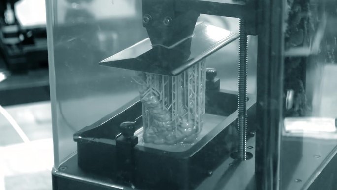 光聚合物sla 3D打印机的工作原理。平台与建筑对象降低到液体光聚合物树脂和硬化紫外线激光。渐进式增