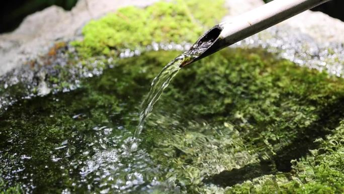 禅宗花园中日本竹水喷泉Shishi-Odoshi的慢动作