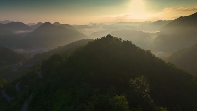 山间自然日出高山峰山脉连绵翻滚