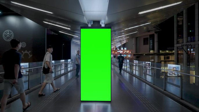 绿色模拟空白垂直广告牌在城市街道上的广告在吉隆坡，马来西亚