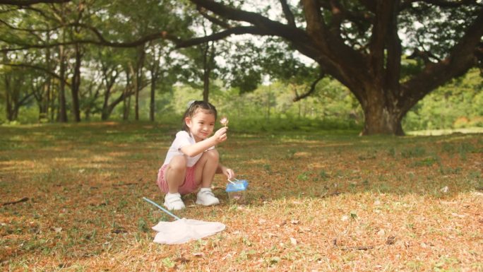 一个女孩在公园周围散步和探索大自然