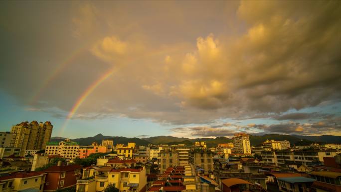 城市上空的彩虹
