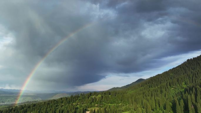 新疆伊犁那拉提风景区彩虹景观
