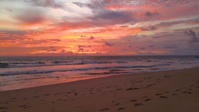 镜头热带海滩，傍晚的云快速移动，滚动黑暗的夕阳天空，红，紫，橙，蓝，粉红的云景背景