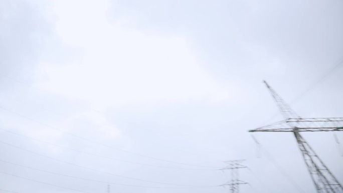 大型电塔上的电缆横跨天空