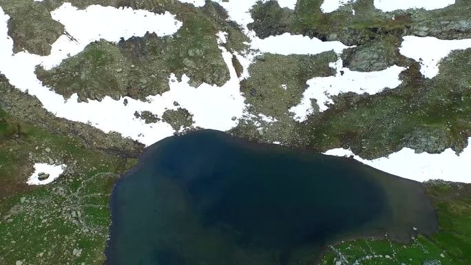 春季高海拔雪山湖鸟瞰图