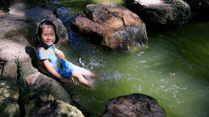 穿旗袍的苏州女孩 溪水玩水溪边童年