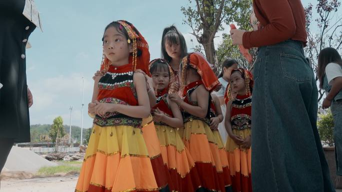 民族儿童节云南彝族儿童小学生民族服装表演
