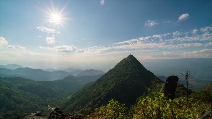 蓝天白云下的山峰