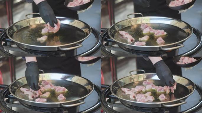 肉在装满食物的厨房里煮熟，鸡肉切成小块放在煎锅里，开着蒸汽，营养早餐