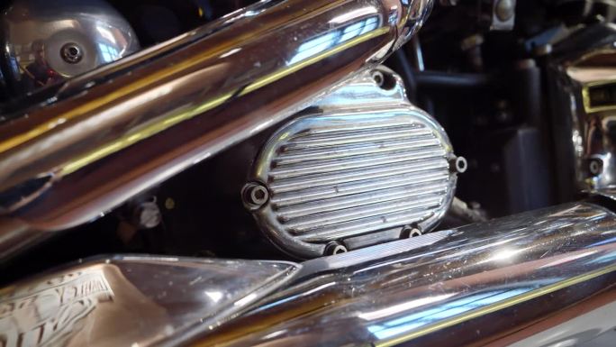 多莉拍摄的有光泽的抛光排气管在老式自行车上。复古摩托车细节。