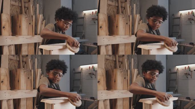 十几岁前的男孩在工作室制作鸟屋平面