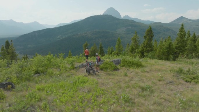 骑山地自行车的老夫妇从山顶往外看
