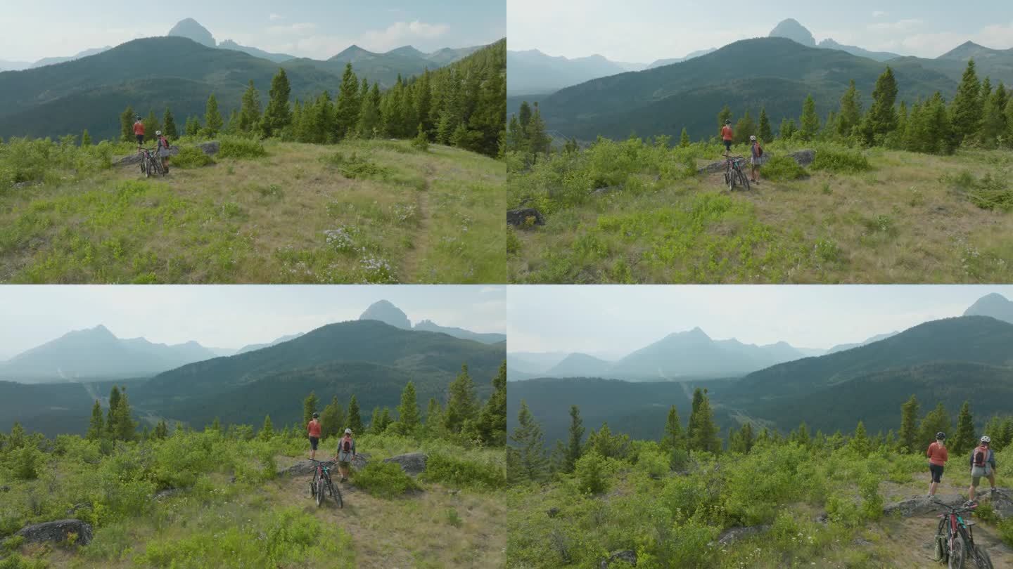 骑山地自行车的老夫妇从山顶往外看