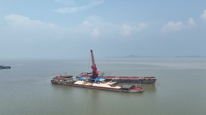 鄱阳湖运砂船吊机过驳环绕航拍