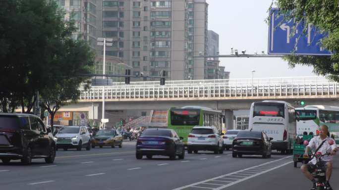 城市交通早晨街道早高峰车流人流上班族马路