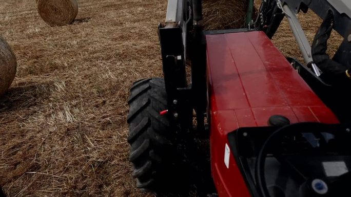 意大利的农业活动:POV拖拉机收集干草捆