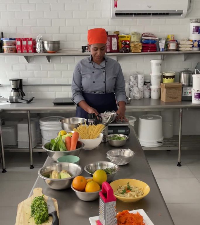 厨师在厨房拍摄虚拟烹饪课