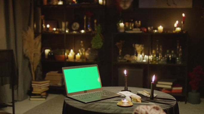 算命室绿屏笔记本电脑