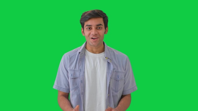印度youtuber正在为社交媒体Green screen制作视频