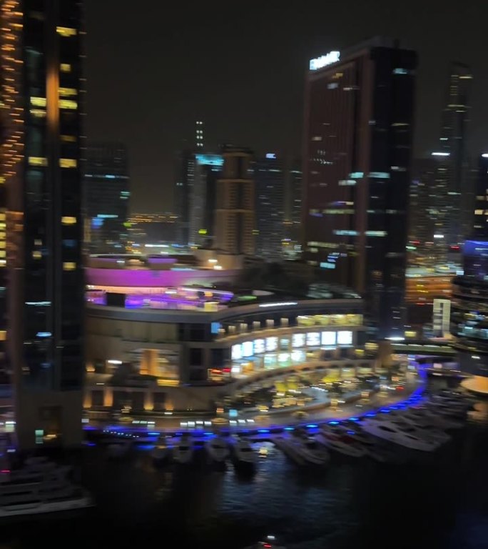 夜晚的现代都市，夜晚的迪拜码头。高品质4k画面