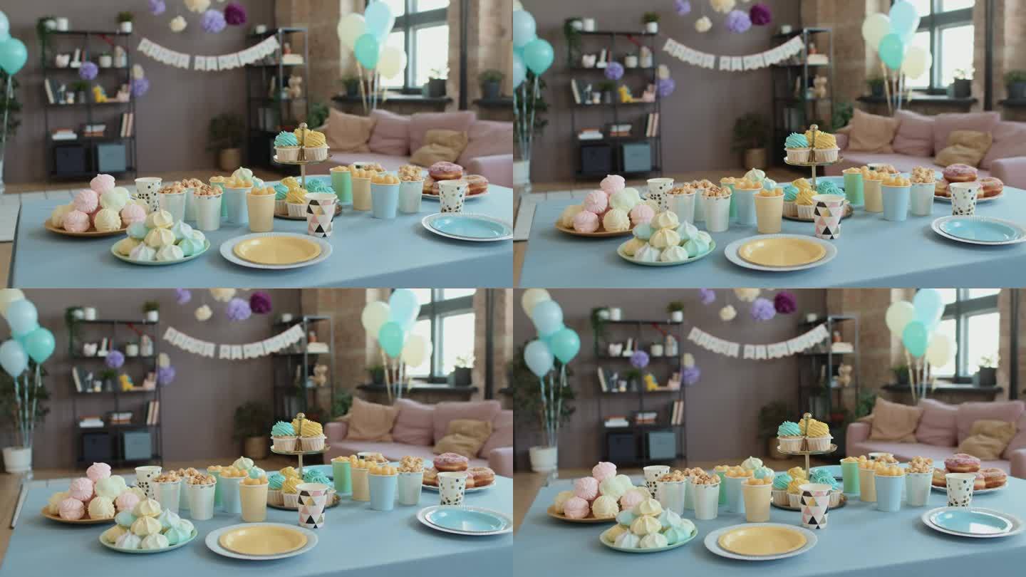 五颜六色的糖果摆在桌上，为孩子们的生日聚会准备的