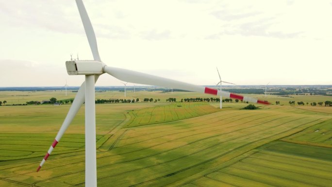 波兰农田中的工业风力涡轮机或风车