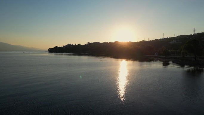 日落时无人机拍摄的湖泊景观，清新的空气