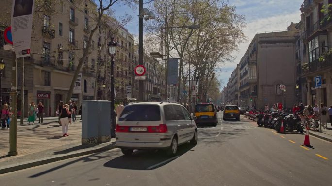 西班牙巴塞罗那兰布拉大道附近的城市交通。