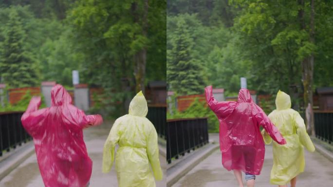 两个穿着彩色雨衣的少年在雨中奔跑
