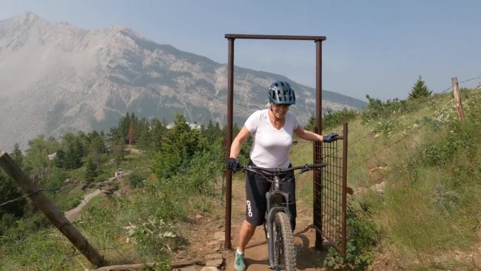 第一人称视角的老年妇女骑自行车在山路上