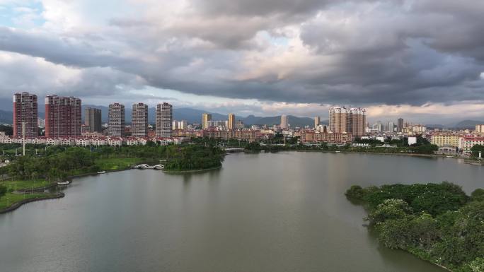 山雨欲来前的小城