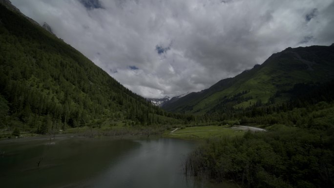 湖泊雪山白云 山清水秀 湖光山色