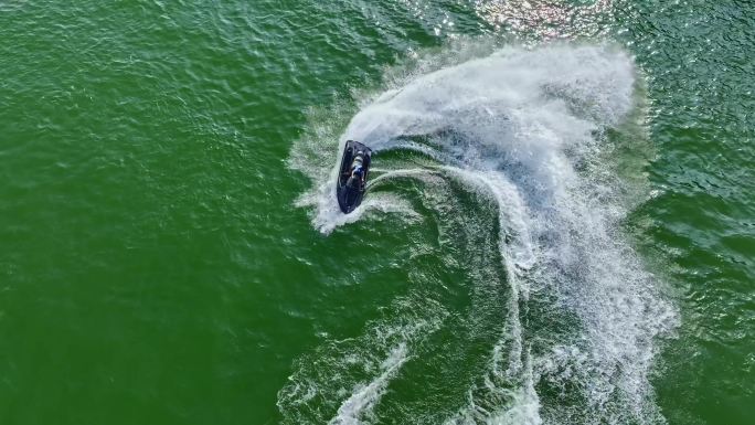 生态绵阳仙海湖快艇 极限运动水波浪痕迹