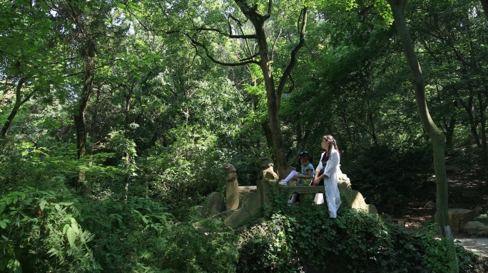 母亲带女儿在虞山森林公园赏景