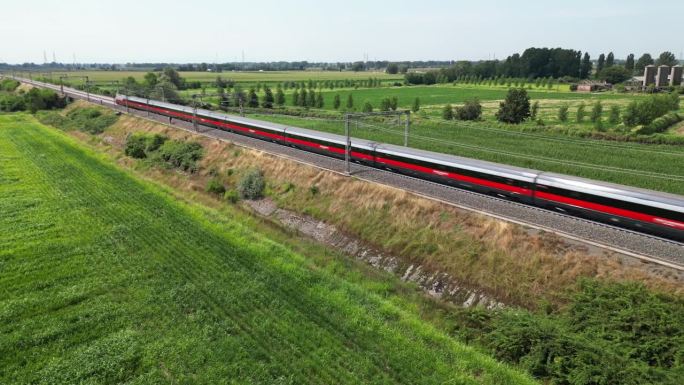 从米兰到罗马的高速铁路，时速300公里，从无人机上看，这是游客和乘客在意大利旅行的更快方式，旅游目的