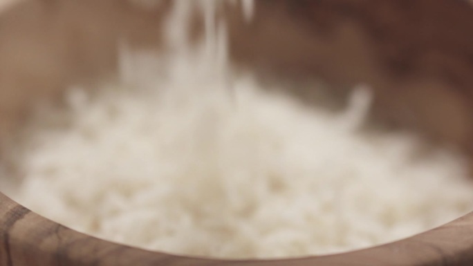 慢镜头特写:用印度香米填满碗