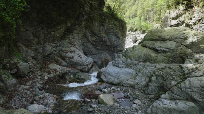 长镜头拍摄大山深处溪流瀑布秘境