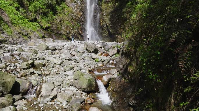 一镜到底长镜头航拍大山深处秘境溪流瀑布