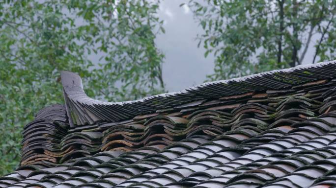 特写细雨飘洒的一角飞檐