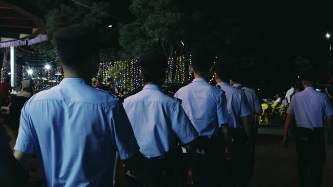 夜晚在夜市上巡逻的警察民警